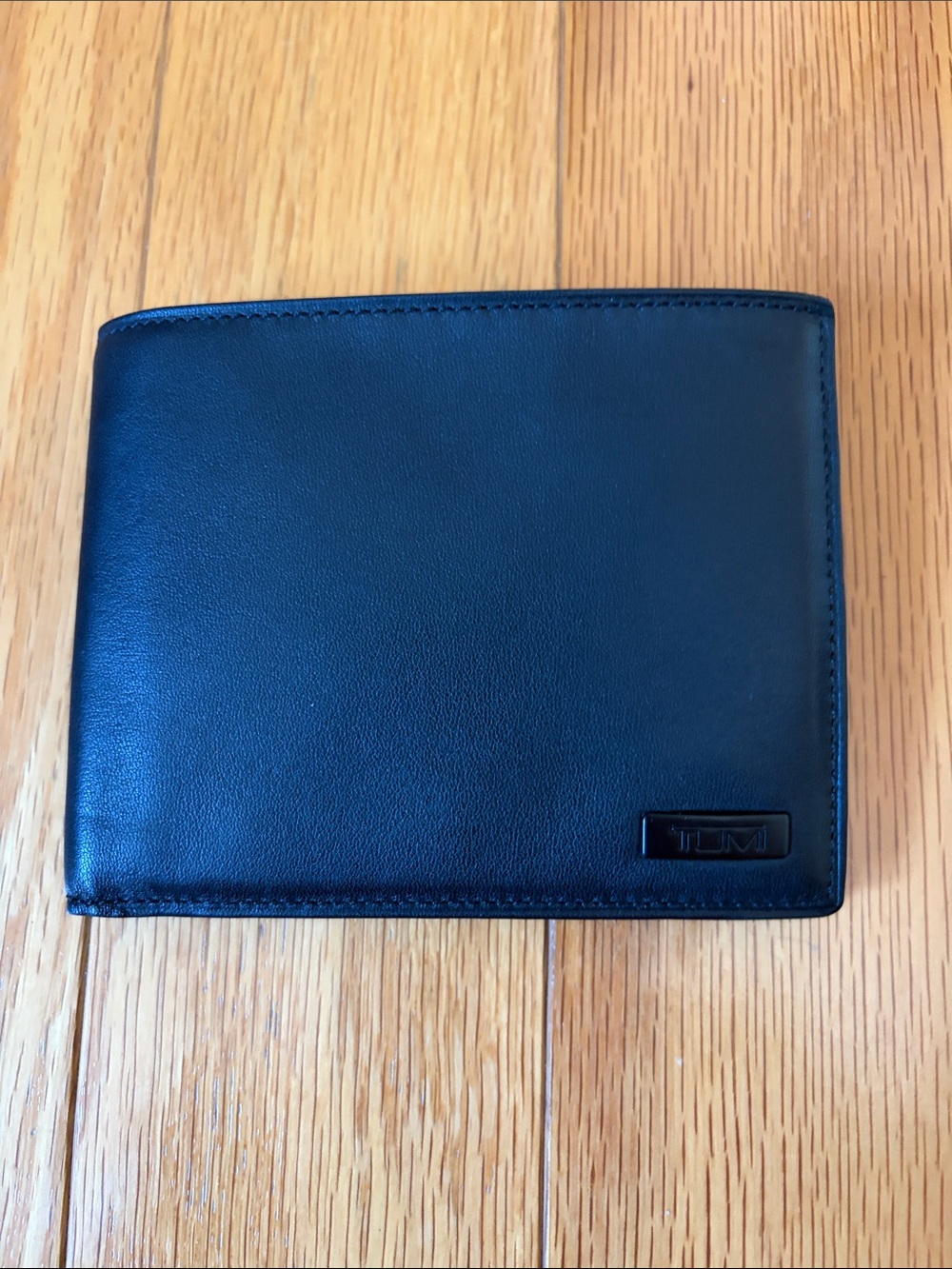 Tumi Black Smooth bifold Leather Men's Wallet with coin pocket